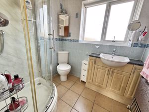 Shower room- click for photo gallery